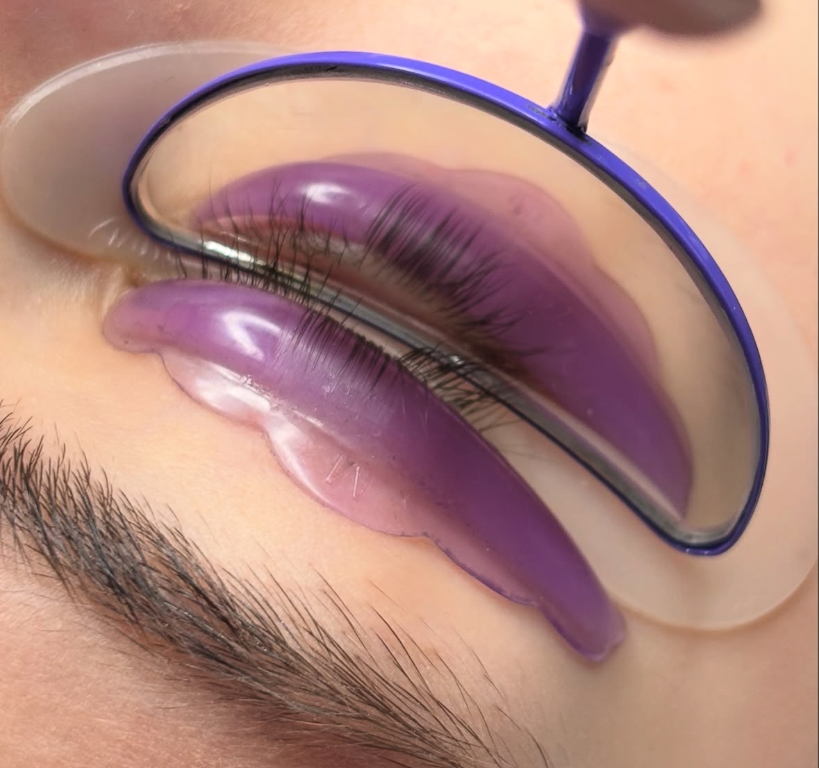 Najczęstsze błędy w nawinięciu rzęs na formę.